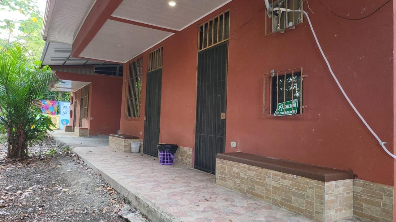 Hostel Manuel Antonio Park Jungle Bagian luar foto